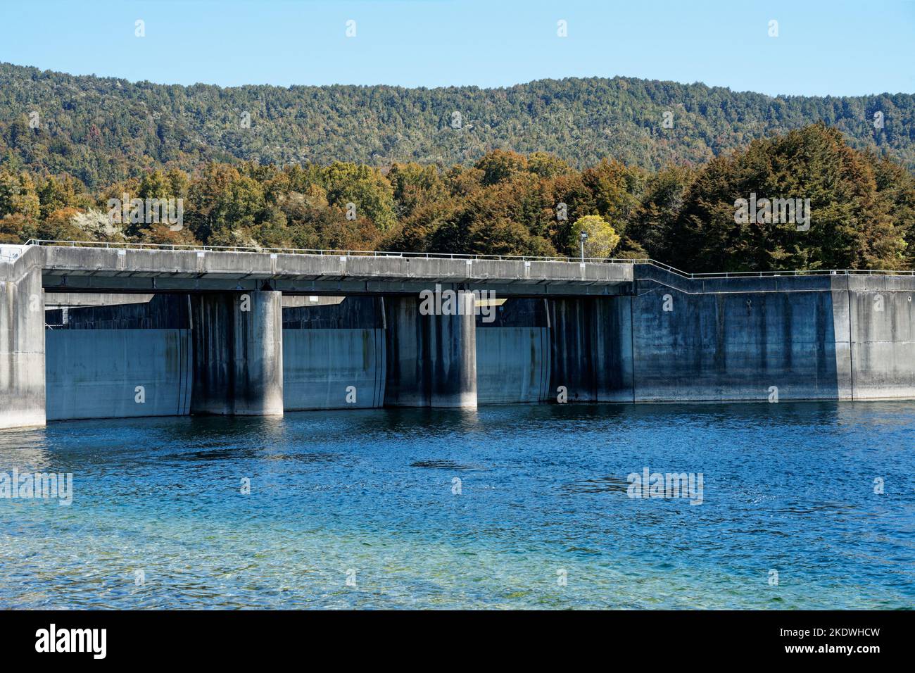 I cancelli di controllo controllano il flusso d'acqua tra il lago te Anau e il lago Manapouri. Questi cancelli sono anche all'inizio del Kepler Track.te Anau, così Foto Stock