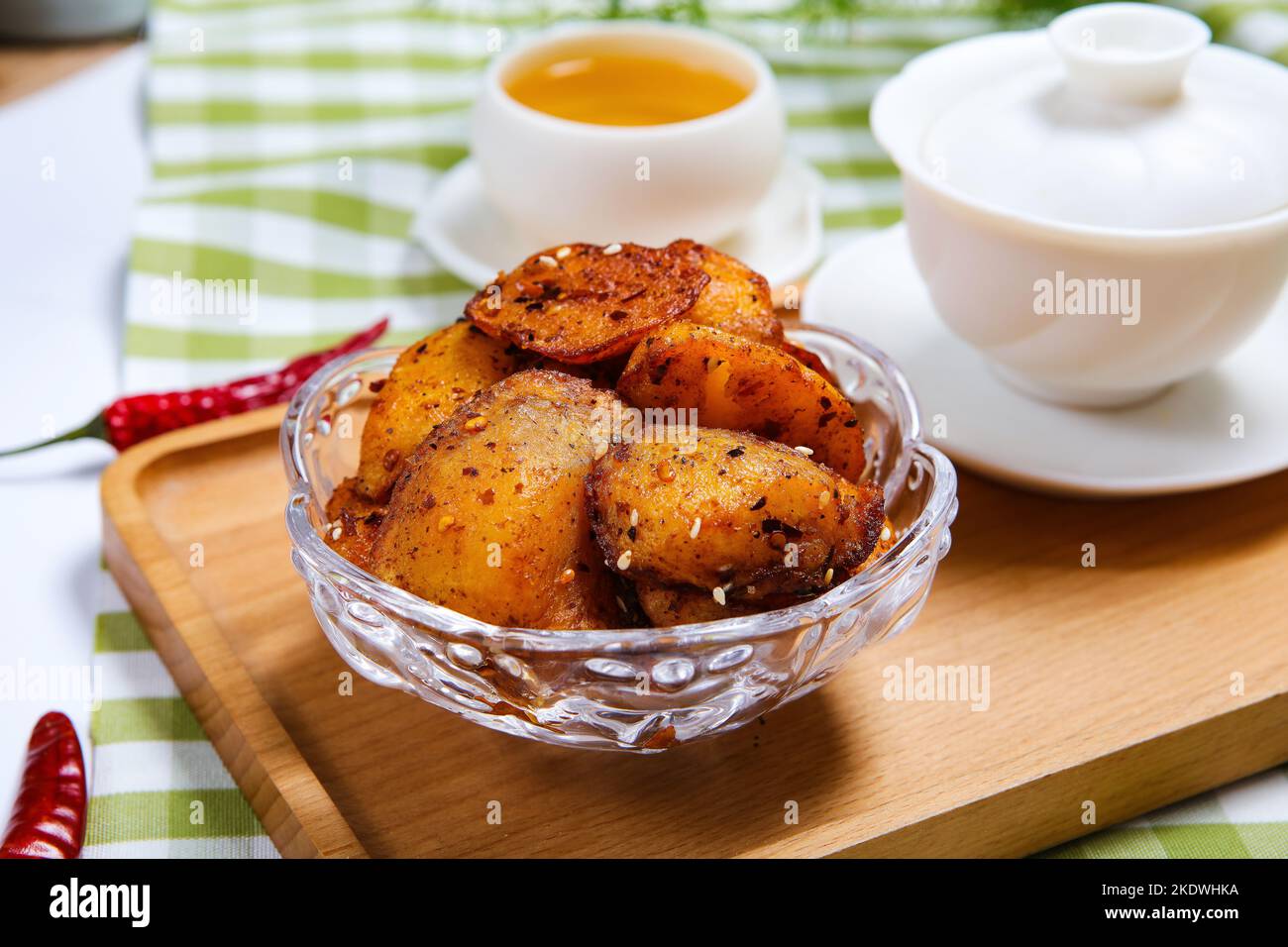 Un piatto di patate fritte piccanti Foto Stock