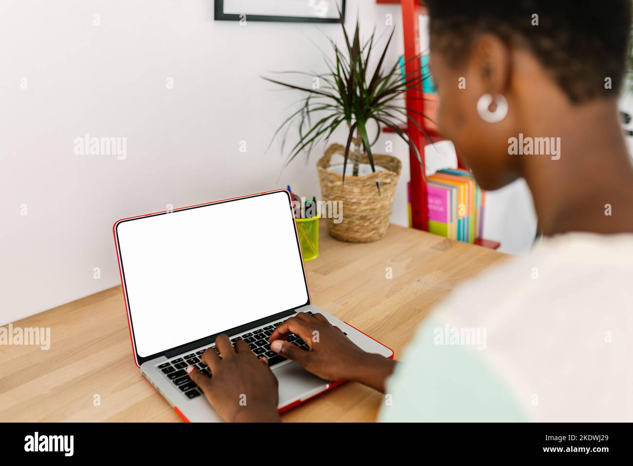 Immagine beffa di una giovane donna africana che utilizza un computer portatile con schermo vuoto Foto Stock