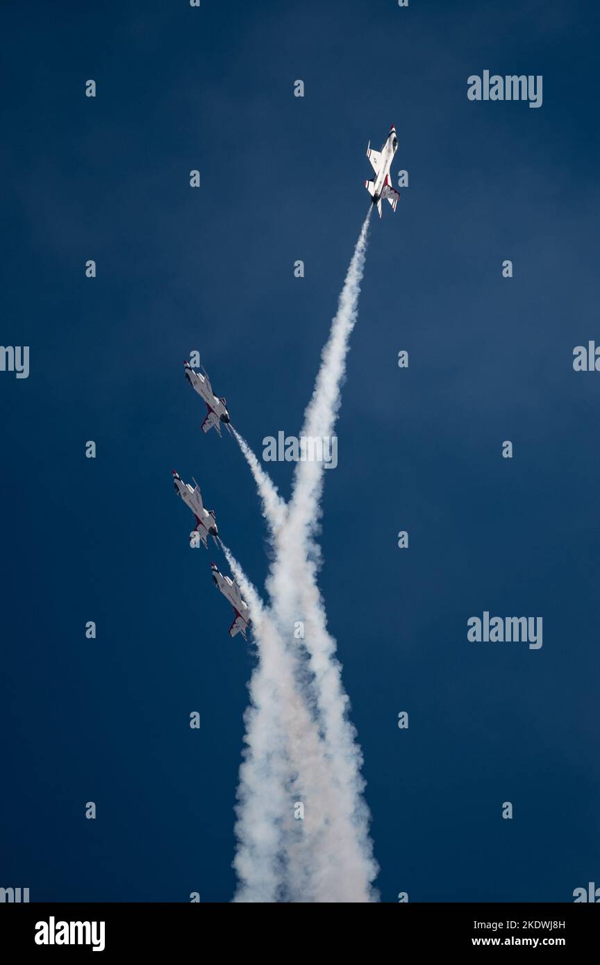 F-16 Fighting Falcon Fighter Jets assegnati allo Squadron di dimostrazione aerea dell'aeronautica degli Stati Uniti "Thunderbirds" eseguono una dimostrazione aerea durante il programma aereo Aviation Nation 2022 alla base dell'aeronautica di Nellis, Nevada, 4 novembre 2022. Nel corso degli anni e con molti aerei diversi, i Thunderbirds hanno continuato a rappresentare coloro che meritano il maggior credito: Gli operai aerei che servono il nostro paese ogni giorno. (STATI UNITI Foto Air Force di Airman 1st Class Josey Blades) Foto Stock