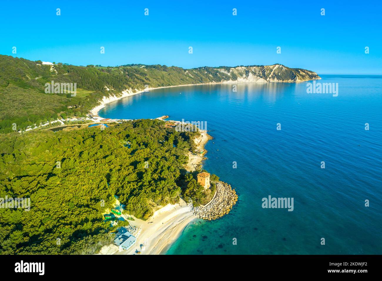 La costa di Portonovo con la torre De Bosis in primo piano all'alba. Portonovo, Provincia di Ancona, Marche, Italia, Europa. Foto Stock