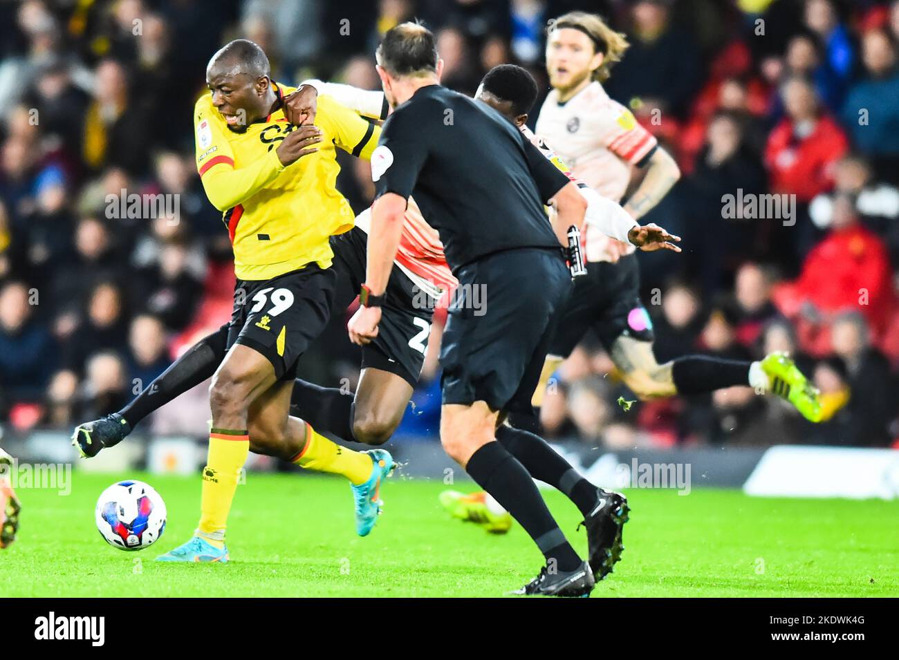 Watford, Regno Unito. 8th novembre 2022Edo Kayembe (39 Watford) sfidato da Mamadou Loum (22 Reading) durante la partita del Campionato Sky Bet tra Watford e Reading a Vicarage Road, Watford, martedì 8th novembre 2022. (Credit: Kevin Hodgson | MI News) Credit: MI News & Sport /Alamy Live News Foto Stock