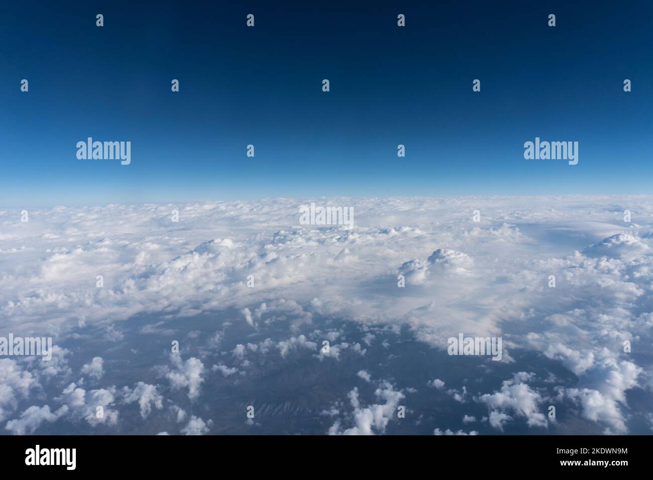 Vista da una finestra di un aereo a 35,000 metri di altezza Foto Stock