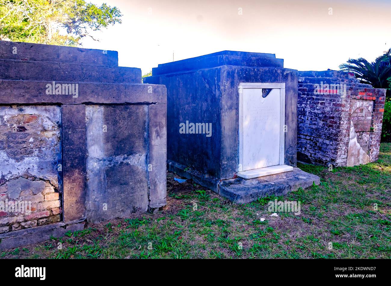 Le tombe a terra sono raffigurate presso l'Old Biloxi Cemetery, 6 novembre 2022, a Biloxi, Mississippi. Foto Stock