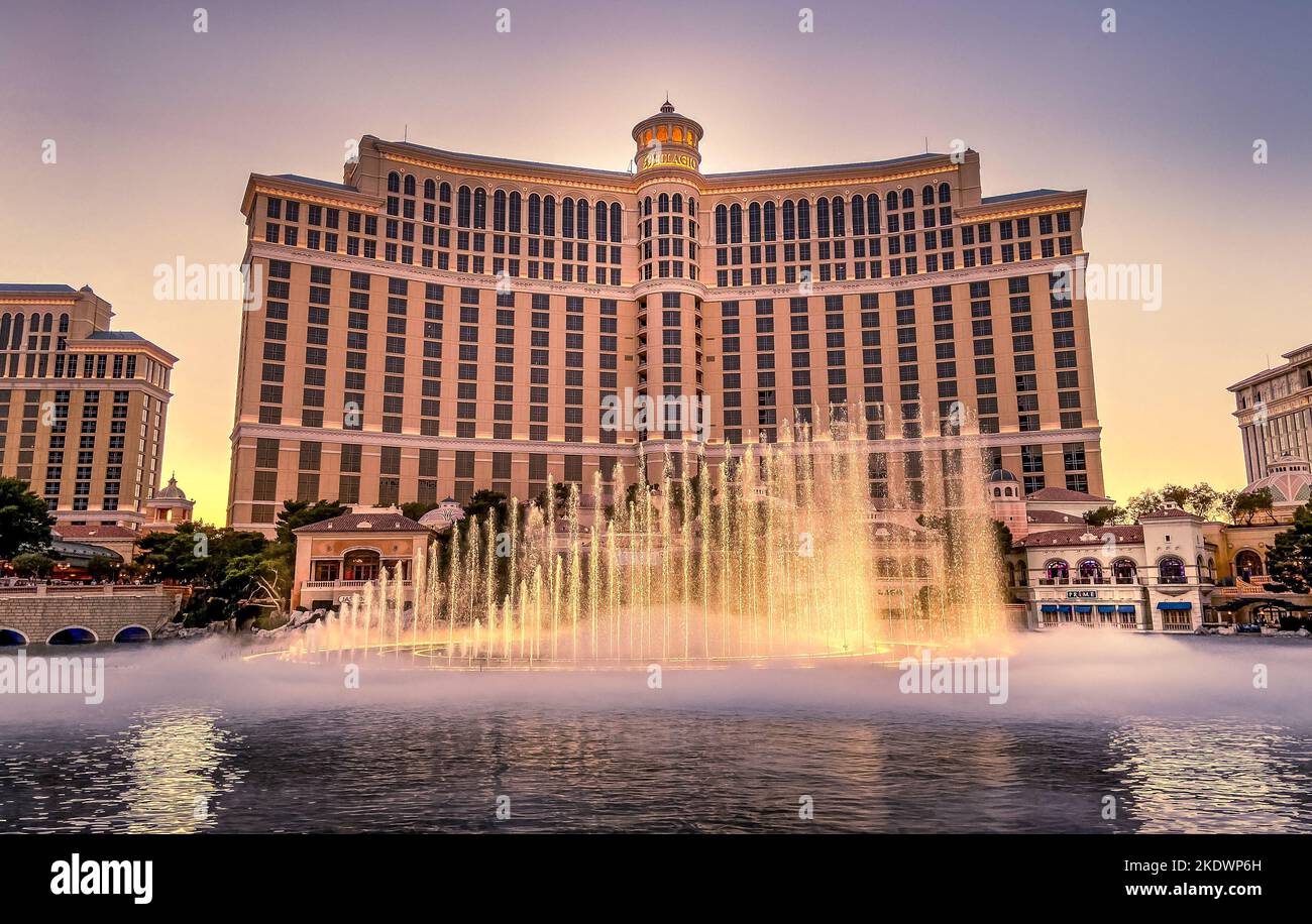 Spettacolo delle fontane di Bellagio al tramonto di fronte al Bellagio Hotel & Casino Foto Stock