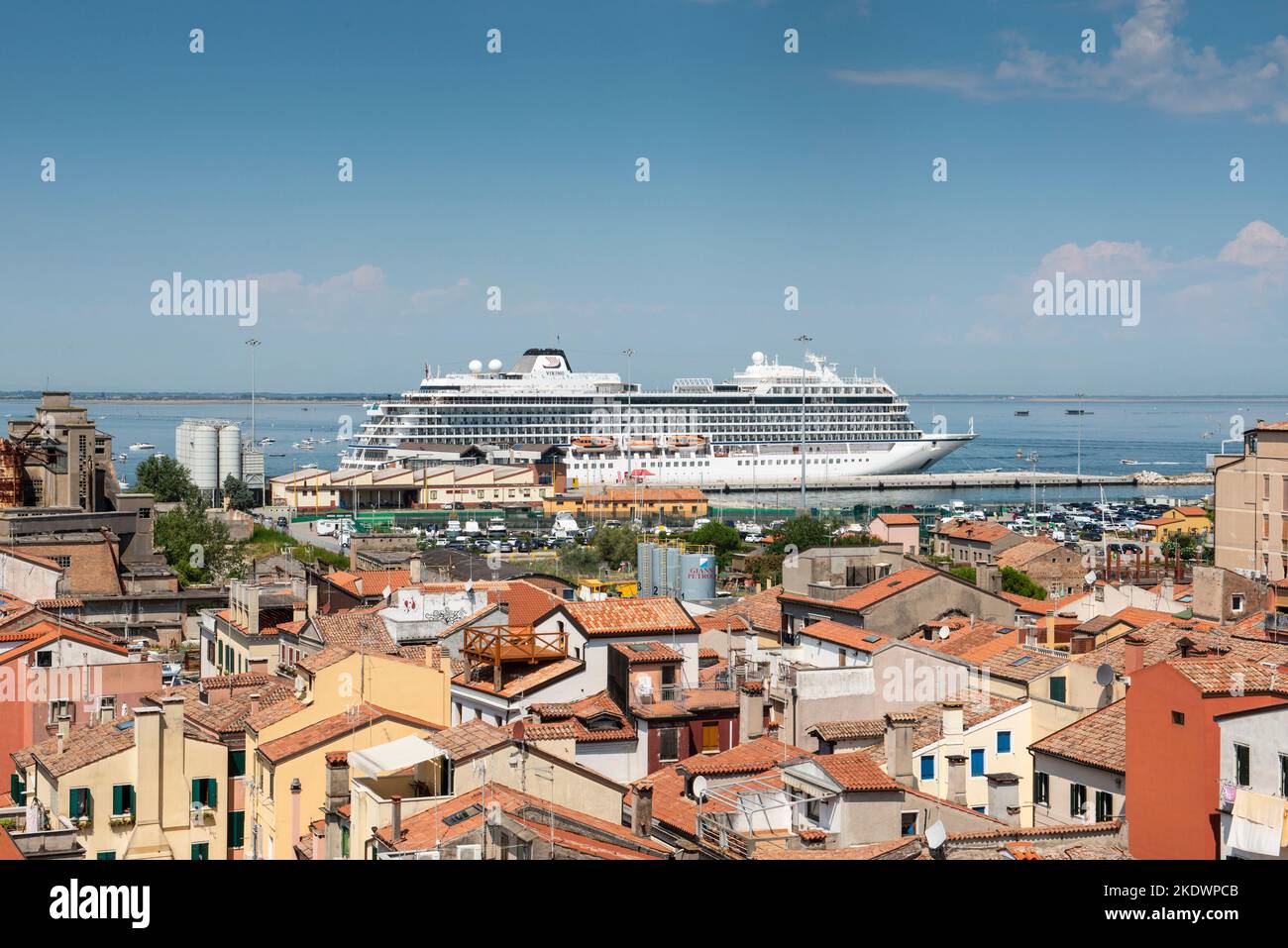 Nave da crociera che passa per il villaggio di Chioggia, nella laguna veneta, Venezia, Italia Foto Stock