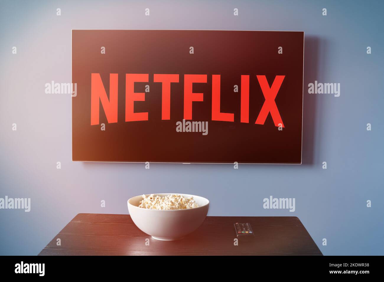 TV Televisione con logo Netflix sullo schermo. Foto Stock