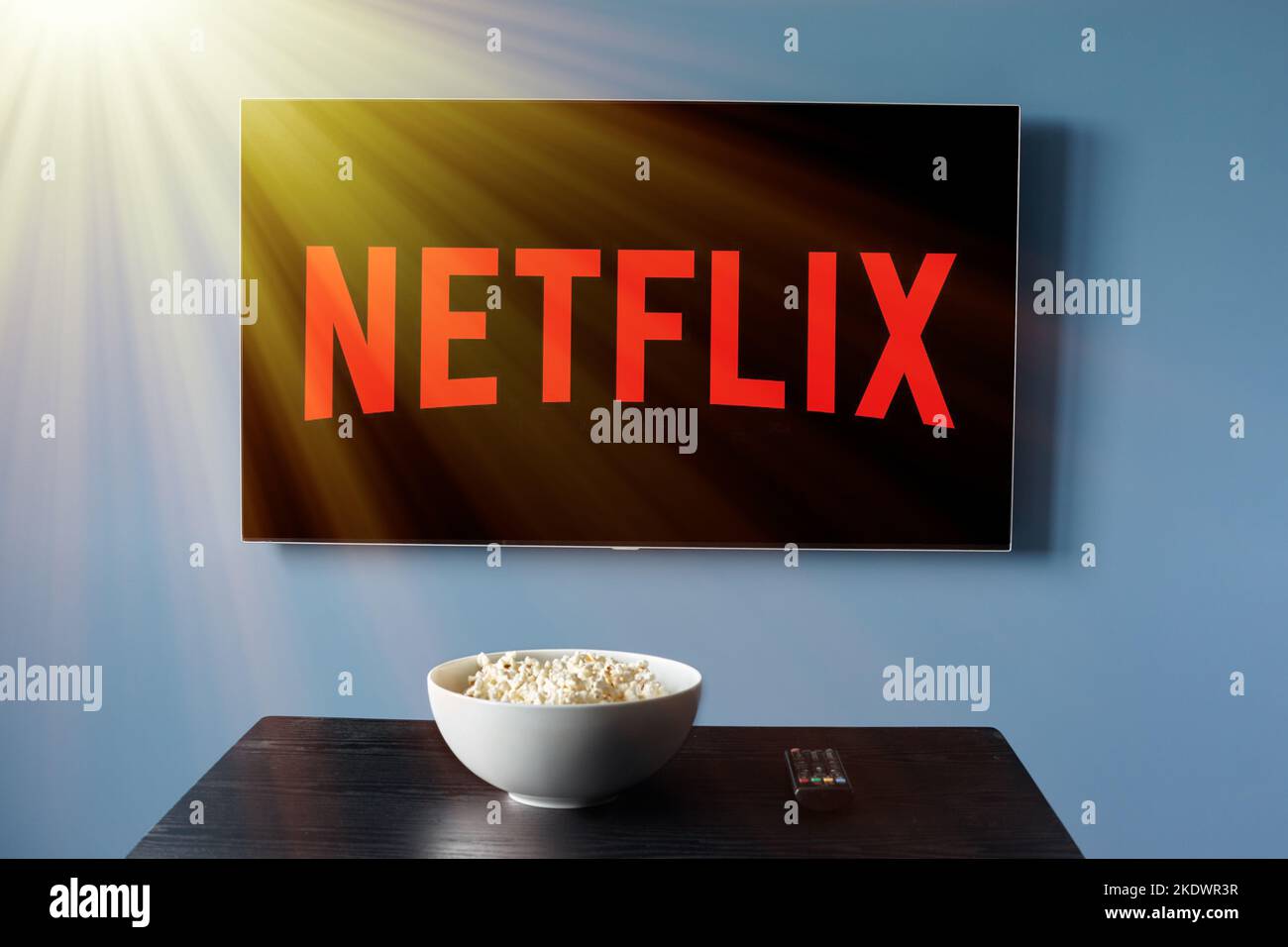 TV Televisione con logo Netflix sullo schermo. Servizio di streaming Netflix Foto Stock