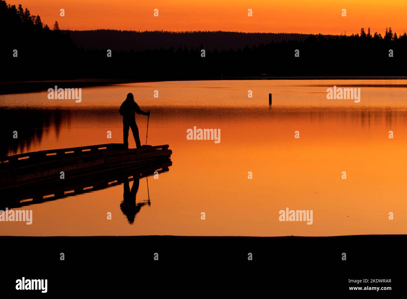 Alba al lago Suttle, Deschutes National Forest, McKenzie Pass-Santiam Pass National Scenic Byway, Oregon Foto Stock