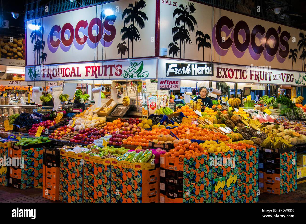 Un fruttivendolo specializzato presso il mercato Centrale di Adelaide, South Australia Foto Stock