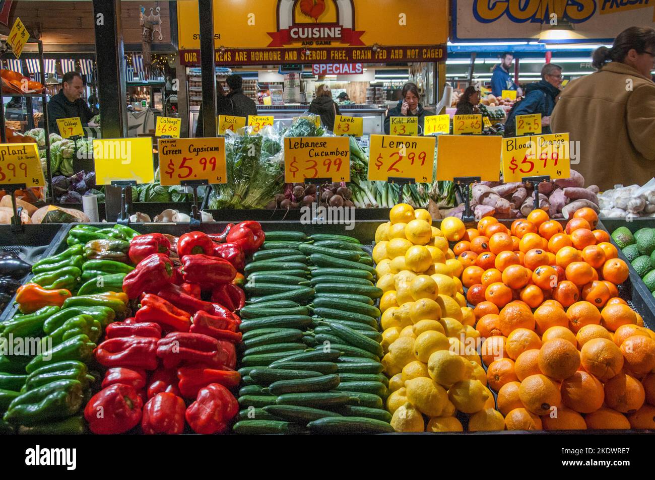Un fruttivendolo specializzato presso il mercato Centrale di Adelaide, South Australia Foto Stock