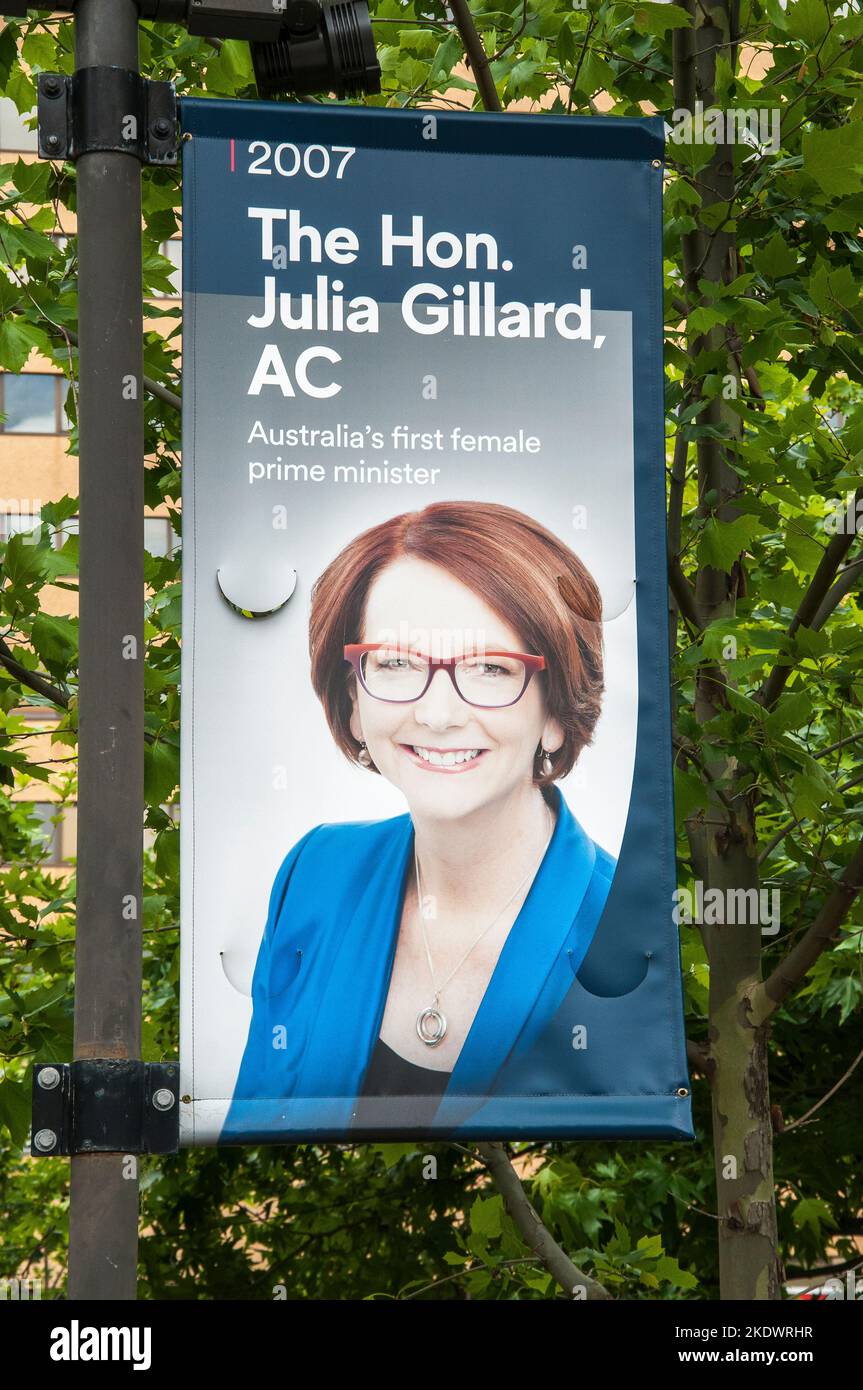 Julia Gillard, primo primo primo ministro femminile australiano, raffigurante una bandiera all'esterno dell'Università di Adelaide, SA Foto Stock