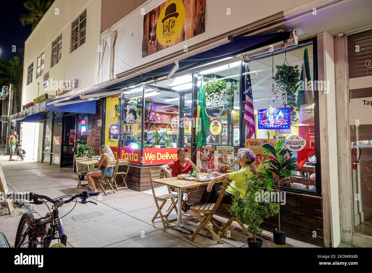 Miami Beach Florida, North Beach Collins Avenue vita notturna, Toto 2 Pizza pizzeria ristorante ristoranti cena mangiare fuori informale caffè caffè bar b Foto Stock
