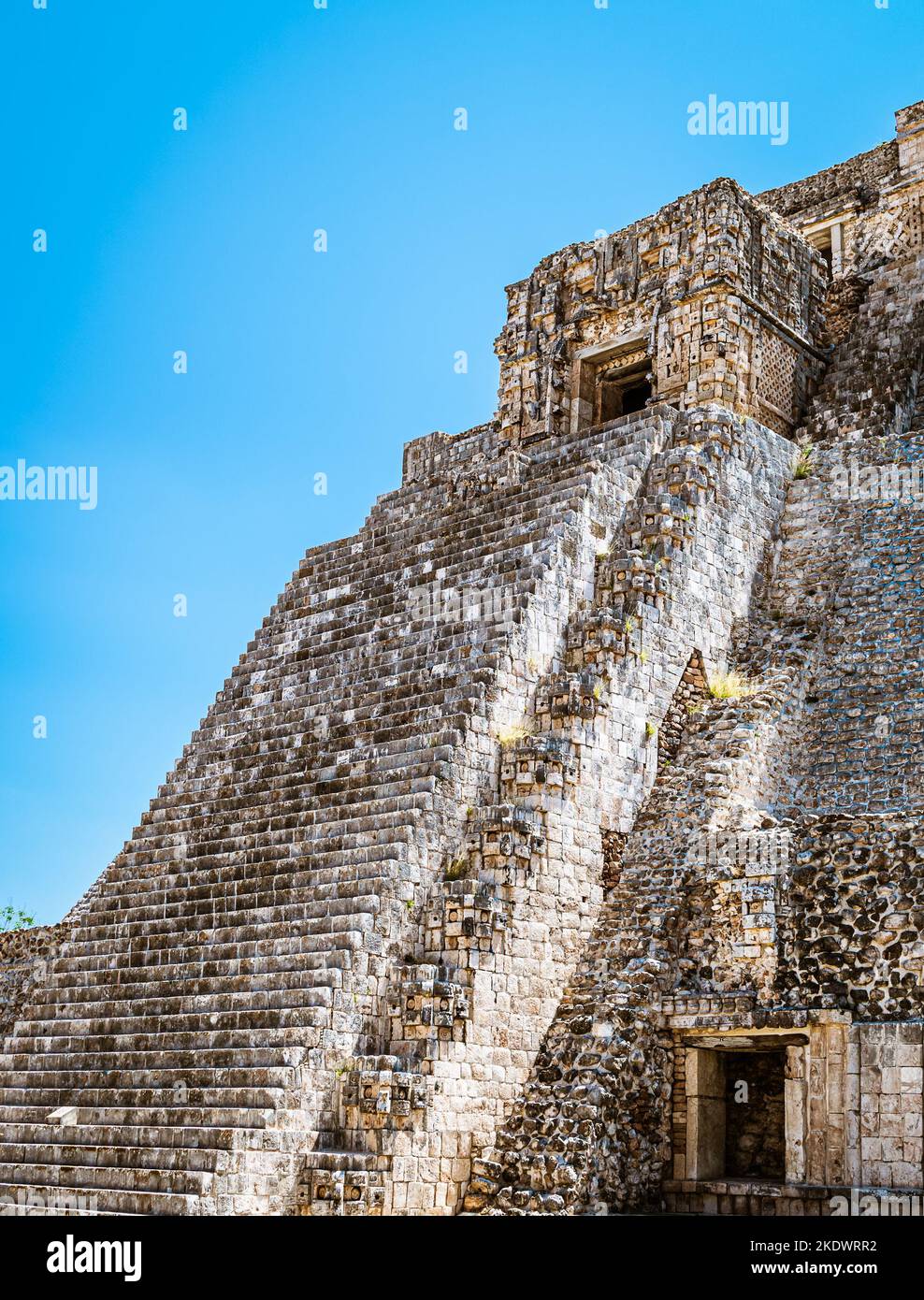Piramide del Mago sullo sfondo di un cielo azzurro pallido in un'antica città Maya di Uxmal, Yucatan, Messico. Foto Stock