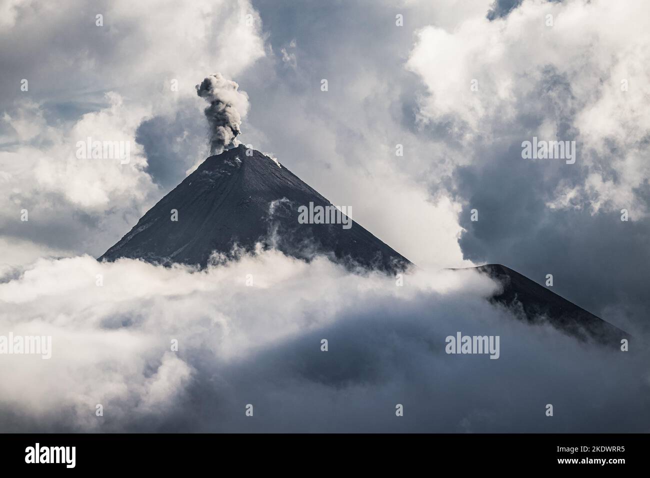 Volcan de Fuego nelle nuvole come visto da Acatenango, Guatemala. Foto Stock
