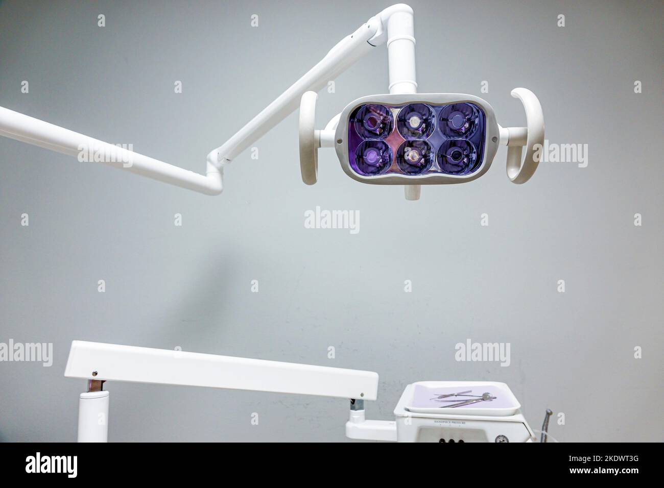 Miami Beach Florida, interni, sala esame dentistico, lampada da soffitto, vassoio utensili elettrodomestici, Foto Stock