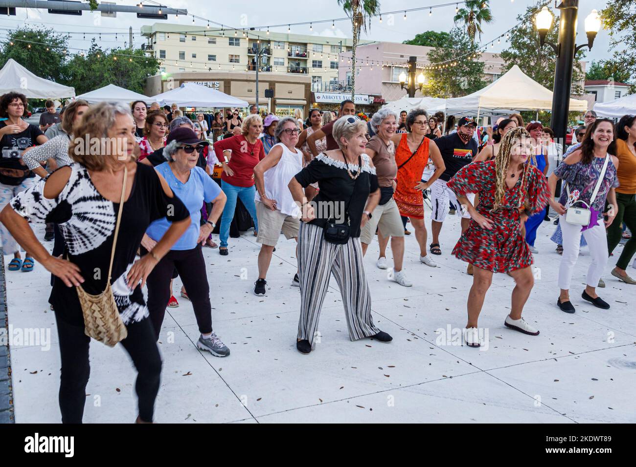 Miami Beach Florida, Normandia Isola Day of the Dead Salsa Party, Zumba linea gruppo ballare ballerini divertimento, donna donna donna donna donna donna donna donna donna coppia coppie adulti Foto Stock