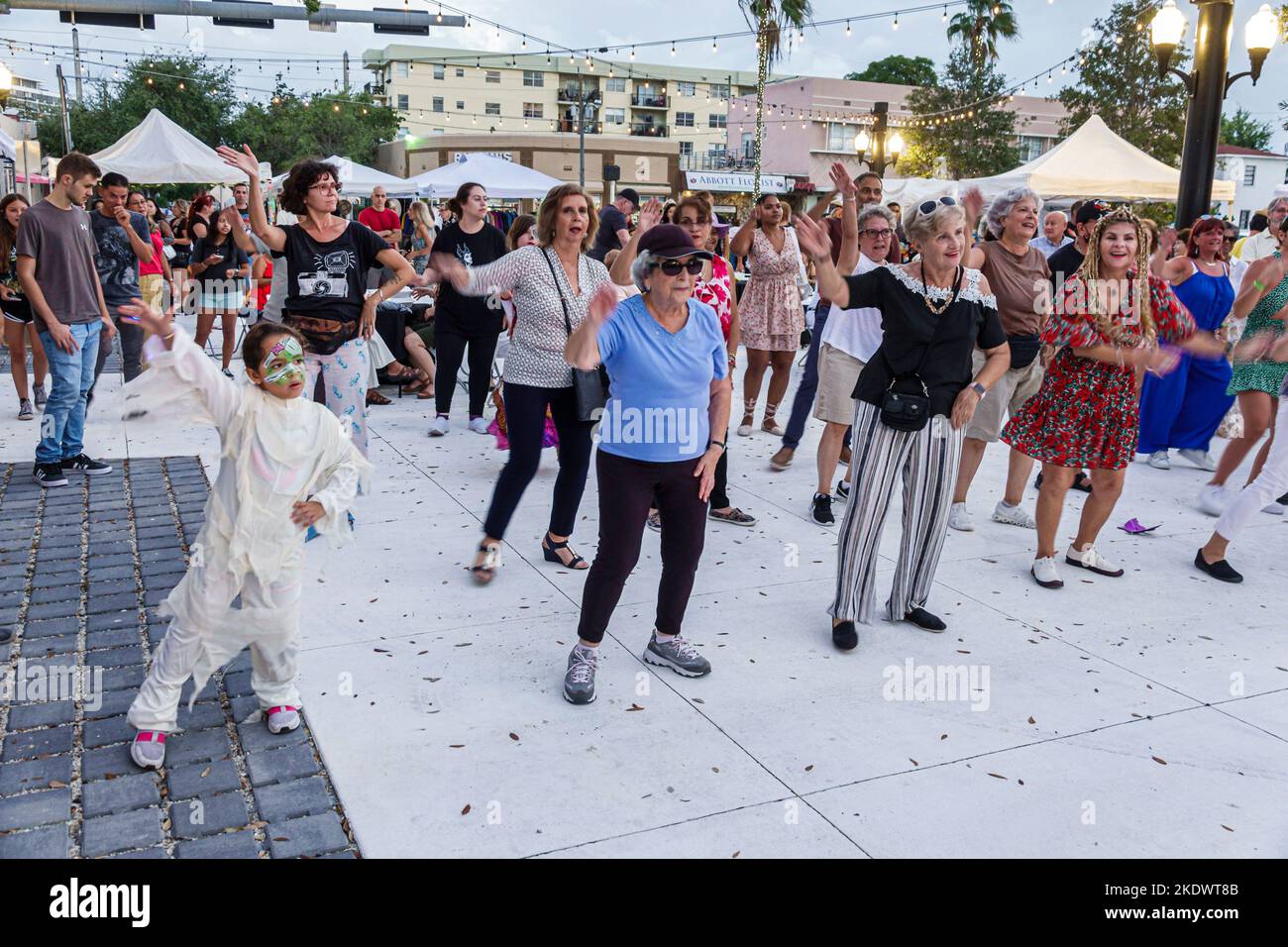 Miami Beach Florida, Normandia Isola Day of the Dead Salsa Party, Zumba linea gruppo danza divertimento, donna donna donna donna donna donna donna donna donna coppia adulti adulti, senior Foto Stock