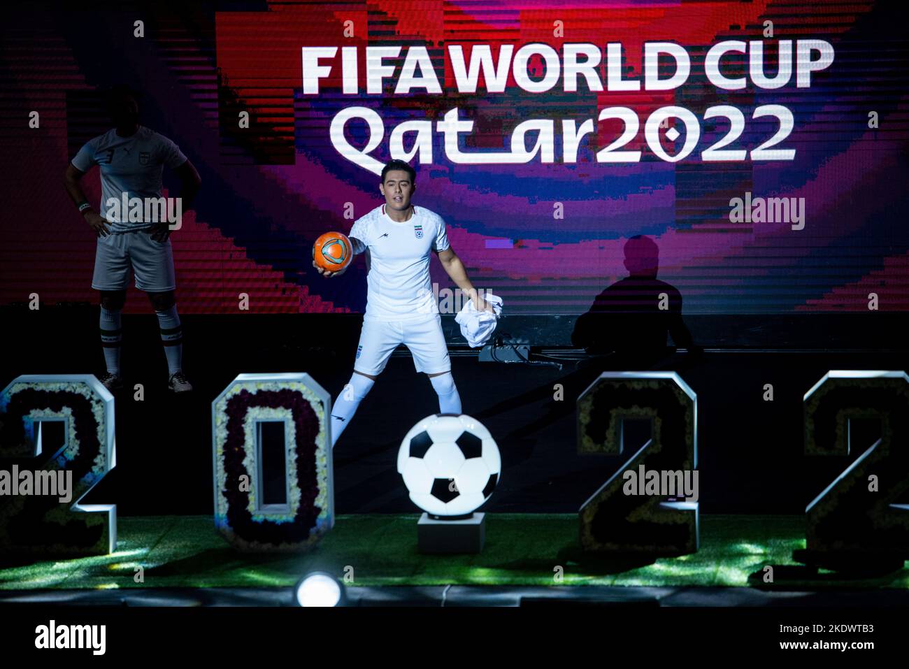 Teheran, Iran. 08th Nov 2022. Un modello indossa la nuova divisa della nazionale iraniana di calcio per la prossima Coppa del mondo 2022 in una cerimonia di presentazione a Teheran. L'Iran gioca l'Inghilterra nella sua partita di apertura in Qatar il 21 novembre prima di affrontare anche il Galles e gli Stati Uniti nel Gruppo B. (Foto di Sobhan Farajvan/Pacific Press) Credit: Pacific Press Media Production Corp./Alamy Live News Foto Stock