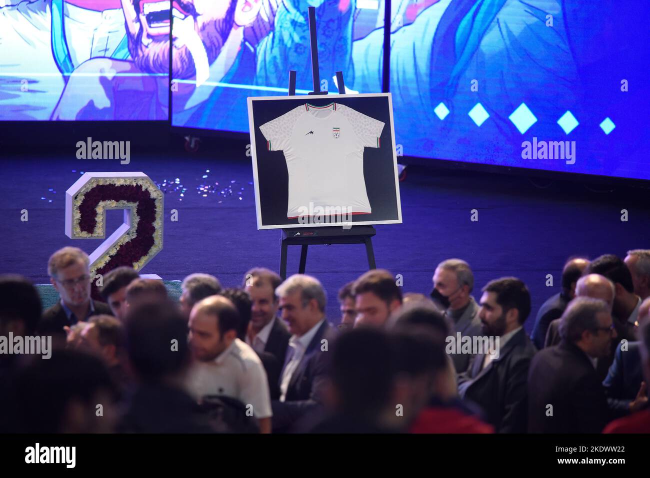 Teheran, Teheran, Iran. 8th Nov 2022. Svelando la nuova divisa della nazionale iraniana per la prossima Coppa del mondo 2022, in una cerimonia di presentazione. L'Iran gioca l'Inghilterra nella sua partita di apertura in Qatar il 21 novembre prima di affrontare anche il Galles e gli Stati Uniti nel Gruppo B. (Credit Image: © Sobhan Farajvan/Pacific Press via ZUMA Press Wire) Credit: ZUMA Press, Inc./Alamy Live News Foto Stock