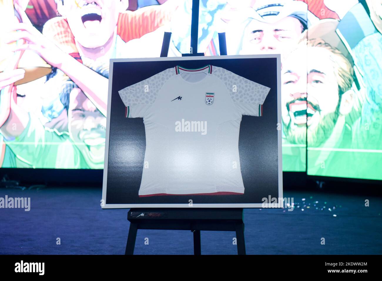 Teheran, Teheran, Iran. 8th Nov 2022. Svelando la nuova divisa della nazionale iraniana per la prossima Coppa del mondo 2022, in una cerimonia di presentazione. L'Iran gioca l'Inghilterra nella sua partita di apertura in Qatar il 21 novembre prima di affrontare anche il Galles e gli Stati Uniti nel Gruppo B. (Credit Image: © Sobhan Farajvan/Pacific Press via ZUMA Press Wire) Credit: ZUMA Press, Inc./Alamy Live News Foto Stock