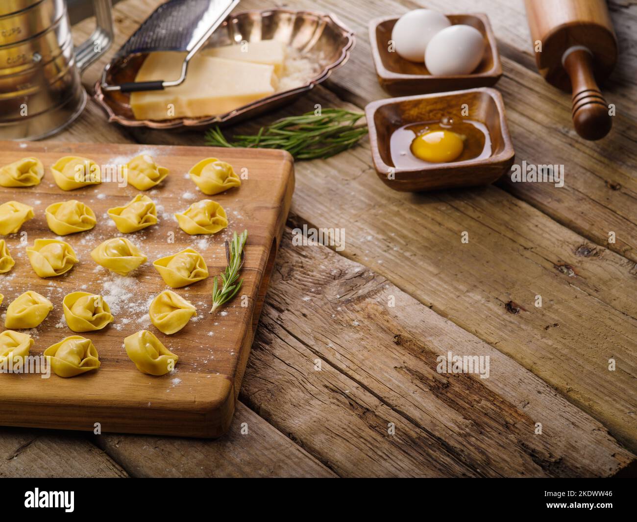 Gnocchi fatti in casa su un tagliere. Processo di cottura. Ingredienti su un semplice tavolo di legno. Ricette per cucina casalinga e ristorante. Non ci sono pe Foto Stock