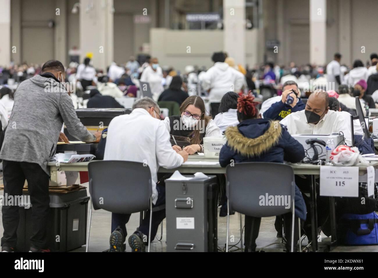 Detroit, Michigan, Stati Uniti. 8th Nov 2022. Gli addetti alle elezioni della città di Detroit contano le urne assentee il giorno delle elezioni nel centro congressi della città. Un giorno prima, un giudice ha lanciato la causa del candidato repubblicano Kristina Karamo, chiedendo che tutte le schede elettorali assentee lanciate a Detroit siano squalificate. Il giudice del circuito capo della contea di Wayne Timothy Kenny ha stabilito che la causa di Karamo mancava di “qualsiasi prova” di violazioni della legge elettorale. Credit: Jim West/Alamy Live News Foto Stock