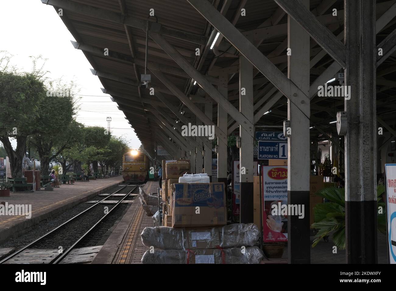 Lampang, Thailandia - October21, 2022 ; Stazione ferroviaria nella provincia di Lampang, mentre i treni a motore diesel stanno entrando nella piattaforma per raccogliere i passeggeri. Foto Stock