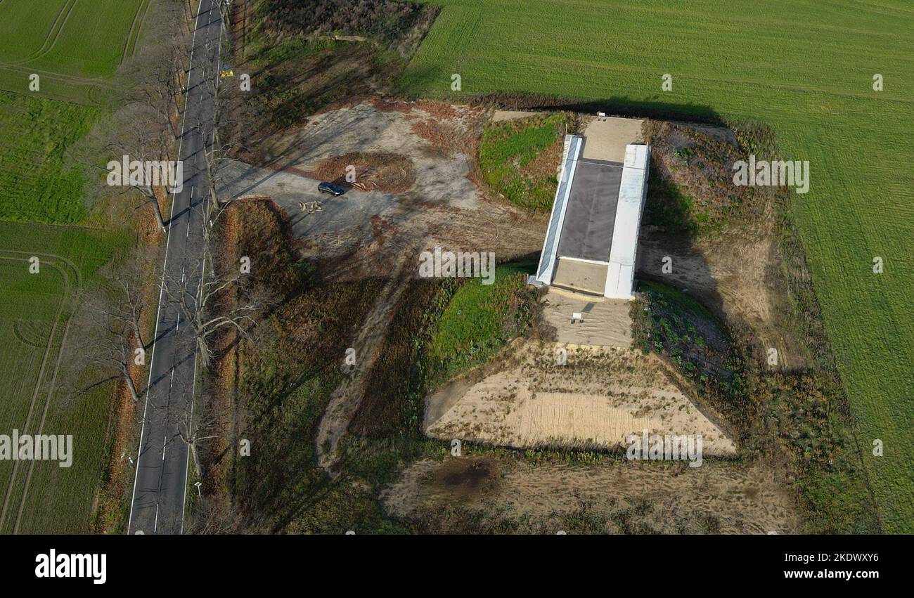 08 novembre 2022, Brandeburgo, Cottbus: Cantiere per la costruzione di un ponte della circonvallazione di Cottbus (vista aerea con un drone). Dall'inizio del 2021 sono in corso lavori sulla sezione 2nd della tangenziale di Cottbus. In questo modo si crea la connessione di rete della sezione di traffico 1st già completata alla superstrada A 15. La sezione di costruzione ha una lunghezza di circa 8,2 chilometri e si estende dal raccordo della strada statale 49 con la strada federale 168 al nuovo raccordo della Superstrada A 15 sud-est di Cottbus. Questo darà alla regione un ulteriore incrocio con la superstrada. La nuova motorizzazione Foto Stock