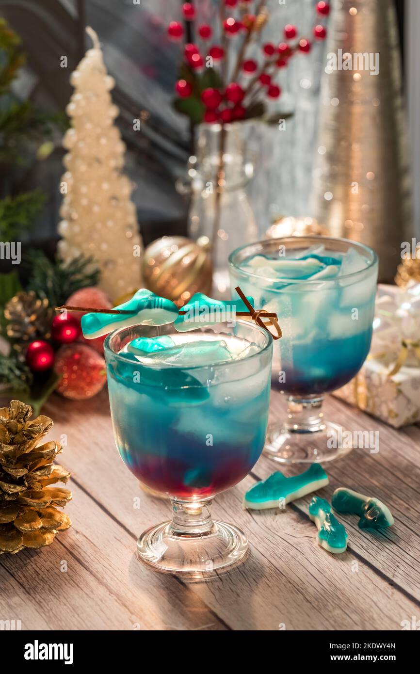 Cocktail Shark Attack guarniti con squali gommosi blu, pronti per bere. Foto Stock