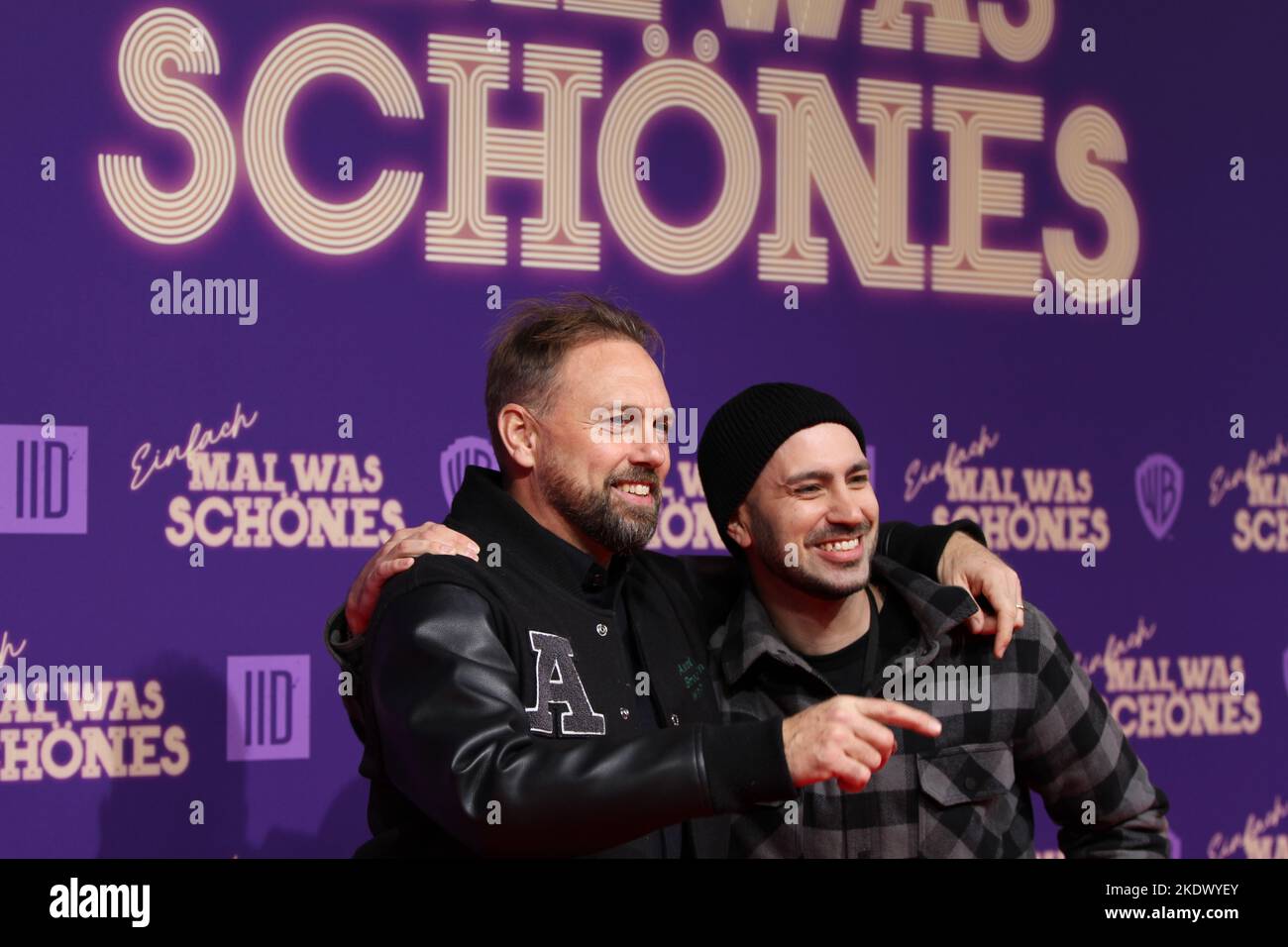 8 novembre 2022, Berlino, Berlino-Charlottenburg, Germania: Prima mondiale del film ''EINFACH MAL WAS SchÃ–NES'' nello zoo palace.in la presenza del regista, sceneggiatore e principale attrice Karoline Herfurth..la foto mostra Steven GÃ¤tjen. È un ospite della televisione tedesco-americana, attore, reporter e critico cinematografico.sul tappeto rosso davanti allo Zoopalast di Berlino-Charlottenburg (Credit Image: © Simone Kuhlmey/Pacific Press via ZUMA Press Wire) Foto Stock