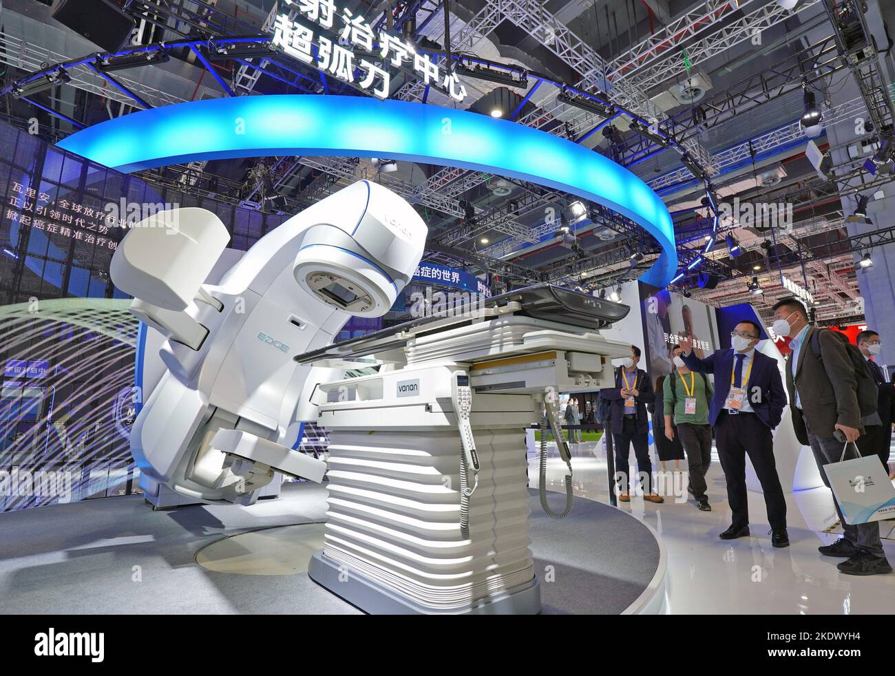SHANGHAI, CINA - 8 NOVEMBRE 2022 - i visitatori scoprono le apparecchiature per la radioterapia tumorale "Super Arc Knife" presso lo stand di Varian Medical al 5th Chi Foto Stock