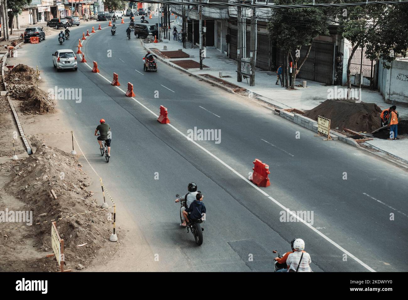 Attività mattutine in una strada nella città di Malang, Giava Orientale, Indonesia Foto Stock