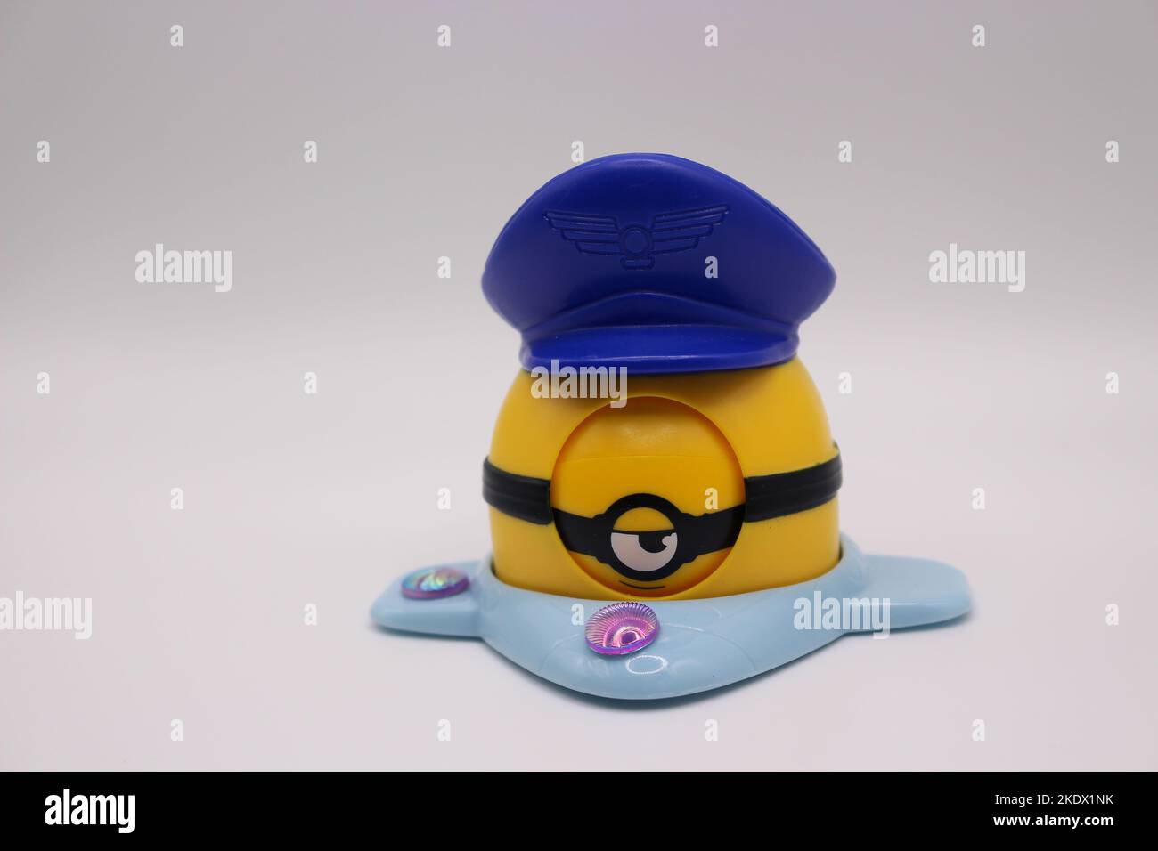 Giocattolo Minion isolato su sfondo bianco a Surrey, British Columbia, Canada Foto Stock