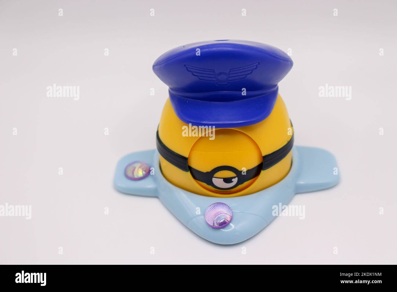 Giocattolo Minion isolato su sfondo bianco a Surrey, British Columbia, Canada Foto Stock