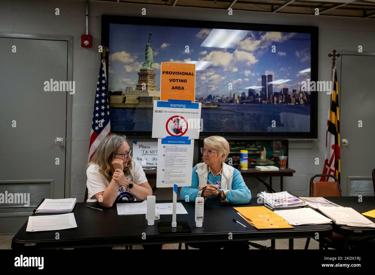 Mentre gli americani si dirigono ai sondaggi per votare nelle elezioni di Midterm del 2022, i volontari delle elezioni Mary Sobray, a sinistra, e Sarah Mullikin, a destra, aspettano di assistere gli elettori della Eastport Volunteer Fire Company di Annapolis, Maryland, martedì 8 novembre 2022. Credito: Rod Lamkey/CNP Foto Stock