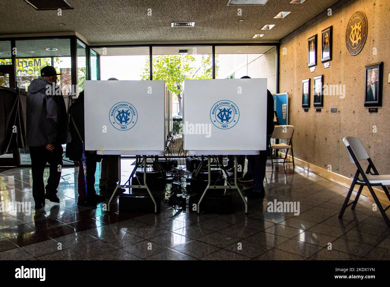 Reno, Stati Uniti. 08th Nov 2022. I votanti lanciano i loro voti durante il giorno delle elezioni nel Nevada settentrionale si incontra con una tempesta invernale, ma a turno è rimasto occupato per il voto di persona. Accanto alle elezioni locali lo Stato voterà anche la posizione di Senatore e di Governatore di Stato. Credit: SOPA Images Limited/Alamy Live News Foto Stock