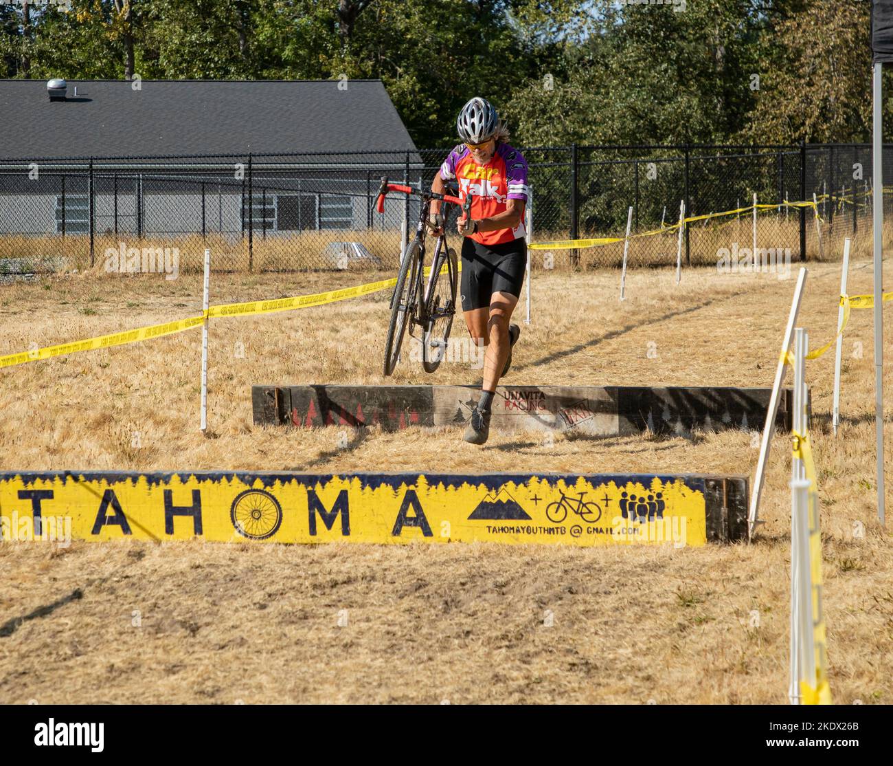 WA22613-00...WASHINGTON - Tom Kirkendall che corre e colma la solida sezione barriera di un percorso di corsa di ciclocross alla Evergreen High School di Seattle Foto Stock