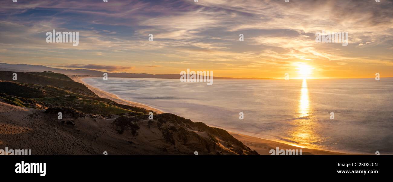 Panorama al tramonto sulla baia di Monterey dalle dune di sabbia di Marina Foto Stock