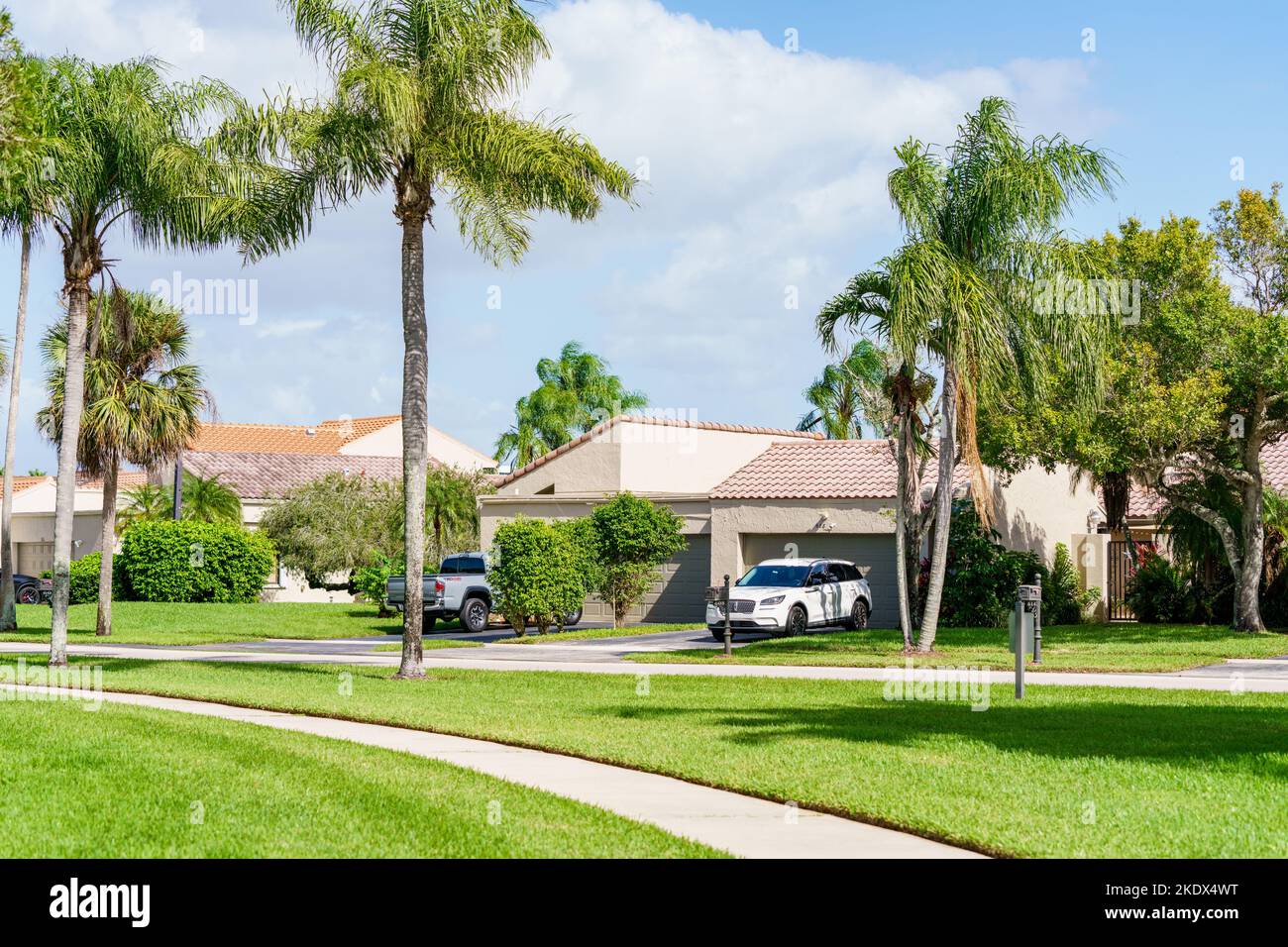 Weston, FL, Stati Uniti d'America - 8 Novembre 2022: Foto di quartieri residenziali e case di ville a Weston Foto Stock