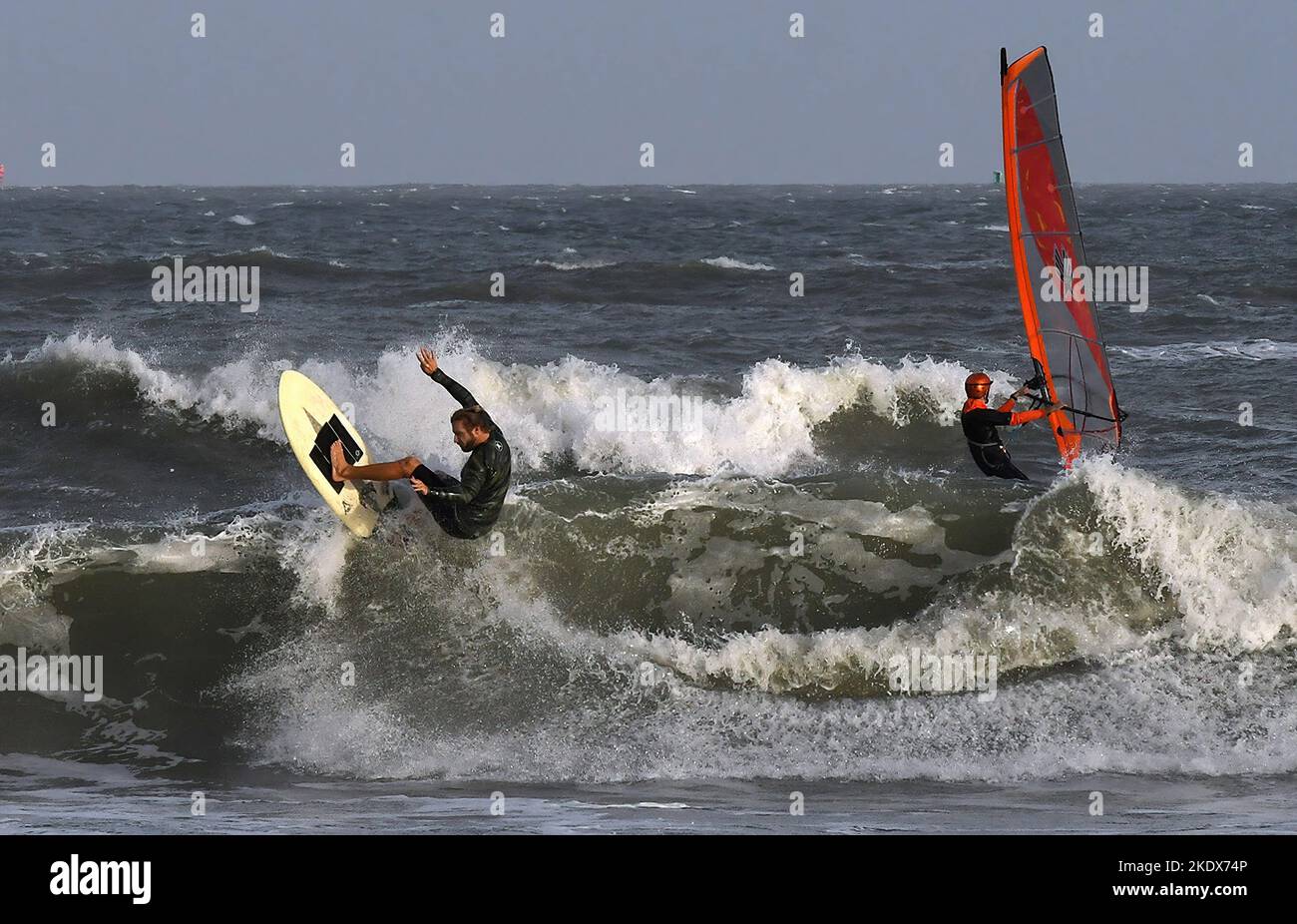 Cocoa Beach, Stati Uniti. 08th Nov 2022. Un surfista e un windsurfista si godono le onde ruvide a Cocoa Beach, Florida, mentre Tropical Storm Nicole si avvicina alla costa orientale della Florida. La tempesta è in pista per rafforzarsi in una categoria 1 uragano entro mercoledì. Credit: SOPA Images Limited/Alamy Live News Foto Stock