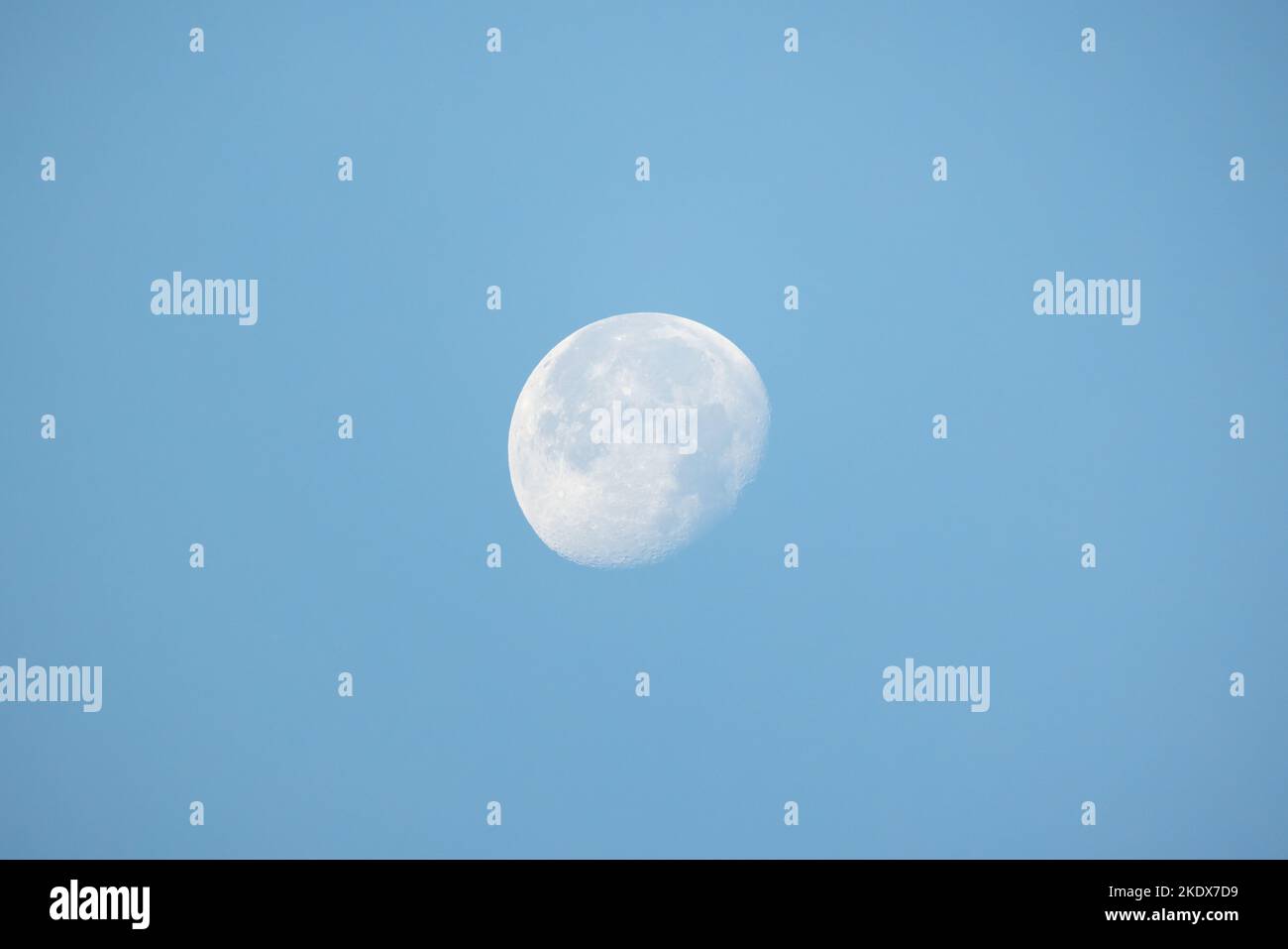 La Luna nel cielo blu in una foto astronomica ravvicinata di giorno Foto Stock