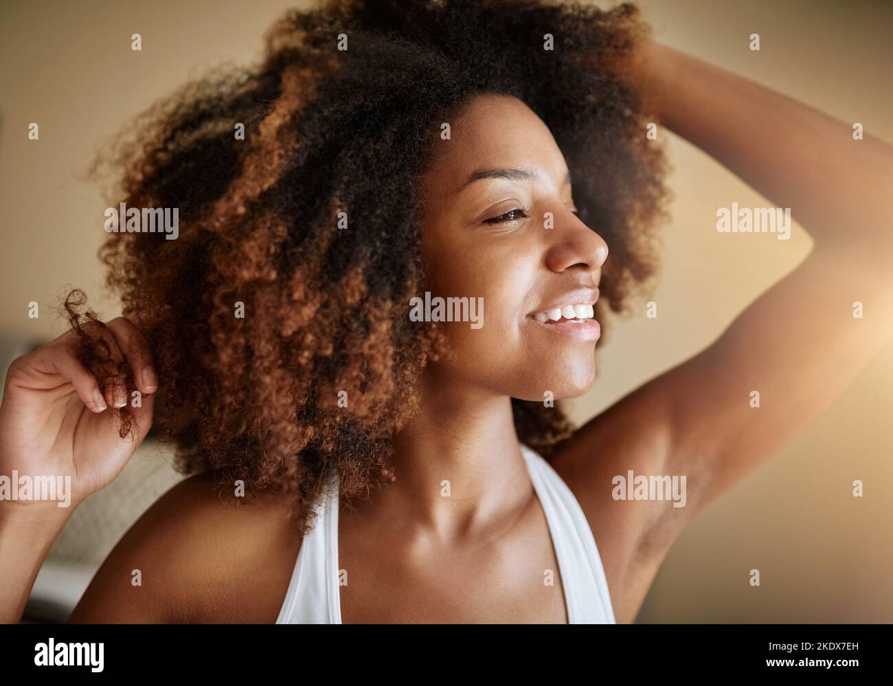 Buona mattina vibra. Una giovane donna che si allunga la mattina a casa. Foto Stock