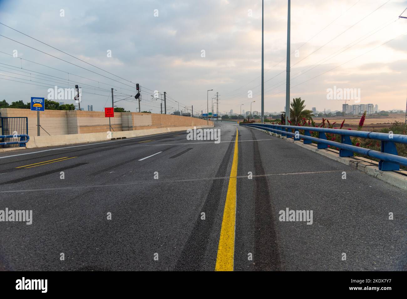strada senza fine, nessuna gente, nessuna macchina. Informazioni su Copy Space. Una strada con una linea di demarcazione gialla. Una corsia con una linea di divisione continua. Foto di alta qualità Foto Stock