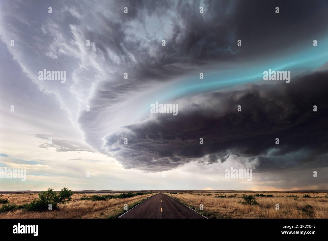 Nuvole di tempesta drammatiche su una strada vicino a Fort Sumner, New Mexico Foto Stock