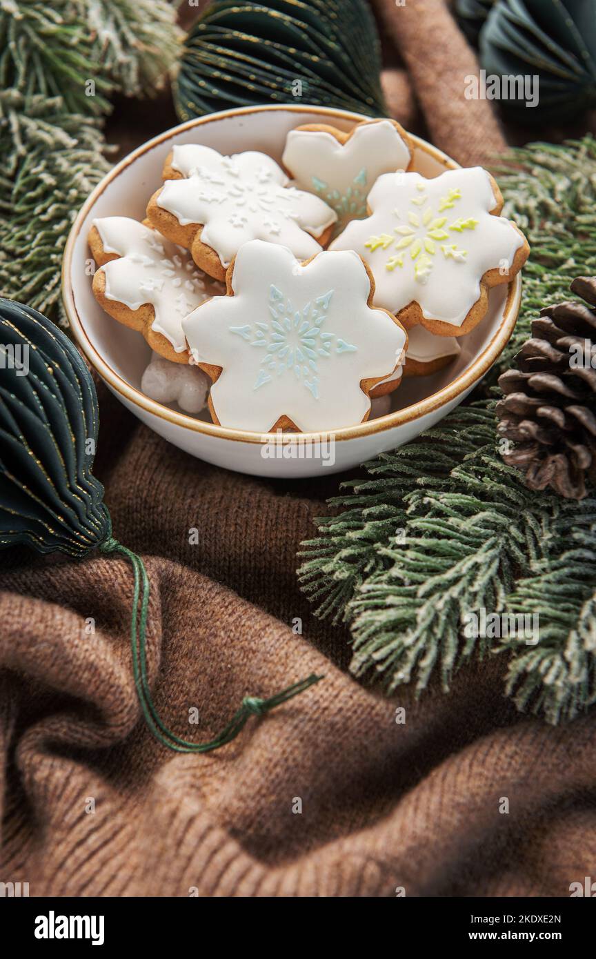 Biscotti di pan di zenzero fatti in casa a Natale. Natale sfondo vacanza. Foto Stock