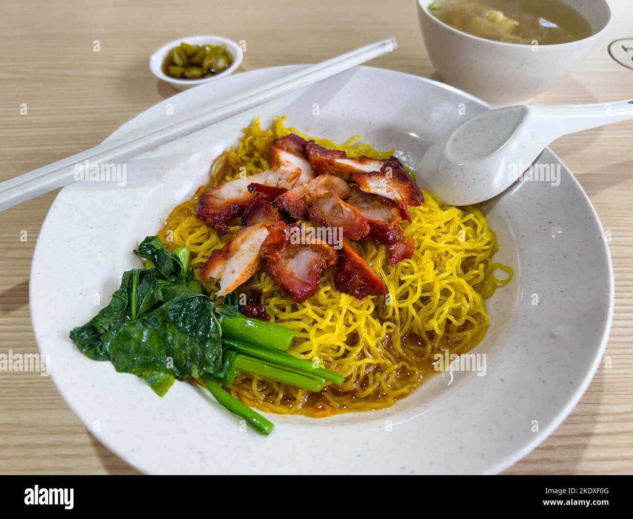 Spaghetti di wanton in un centro di falchi, Singapore Foto Stock