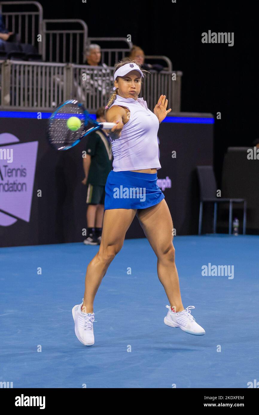 Glasgow, Scozia 8th novembre 2022. Yulia Putintseva del Kazakhstan gioca Katie Boulter della Gran Bretagna nelle fasi del gruppo del Billy Jean King Cu Foto Stock