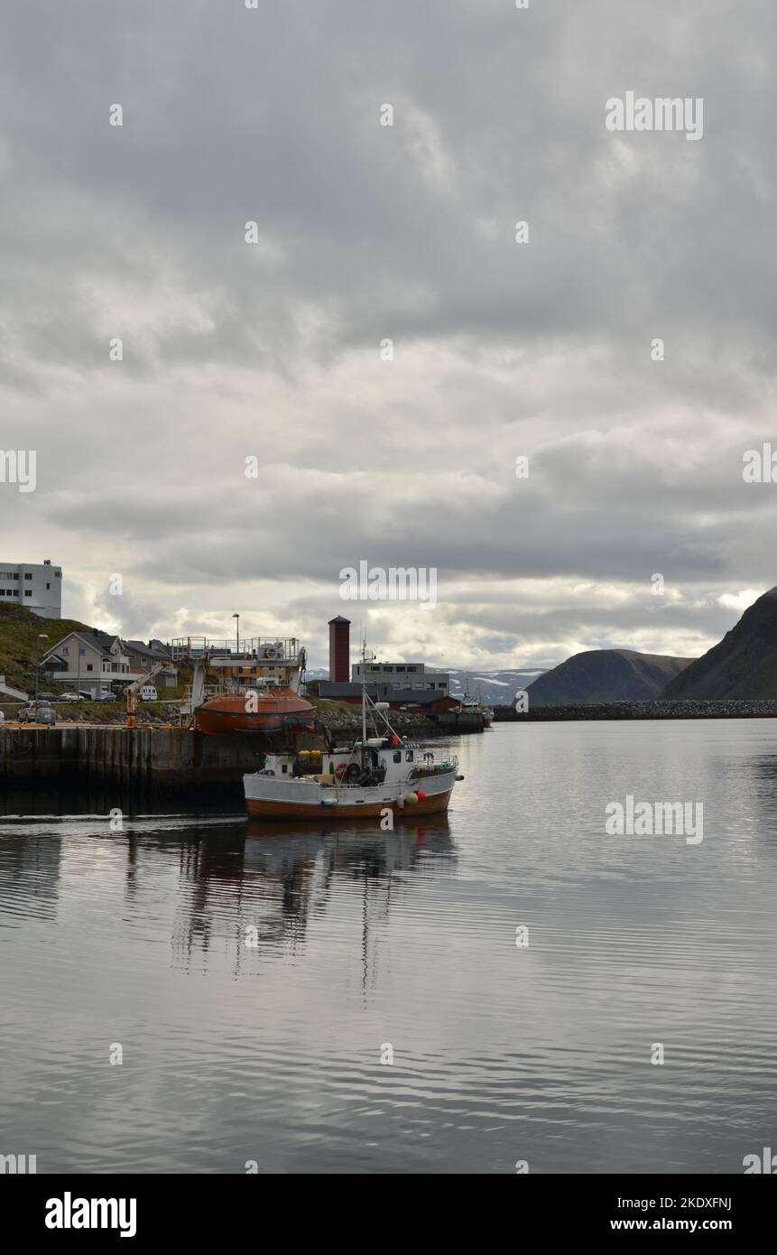 Porto con piccole barche da pesca Norvegia ruvida freddo bagnato Foto Stock