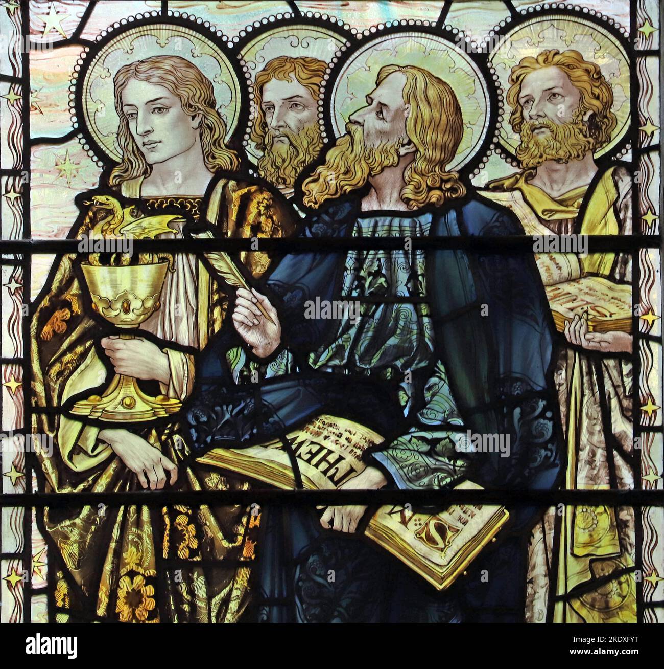 Vetrate di James Powell & Sons of 1898 raffiguranti i quattro Evangelisti, la chiesa di St James, Clapham, North Yorkshire Foto Stock